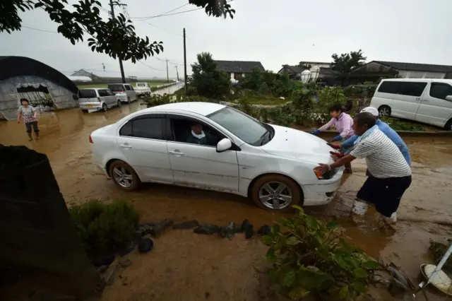 கடும் மழையில் சின்னாபின்னமான தெற்கு ஜப்பான் (புகைப்படத் தொகுப்பு)