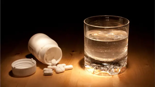 hap ve su dolu bardak