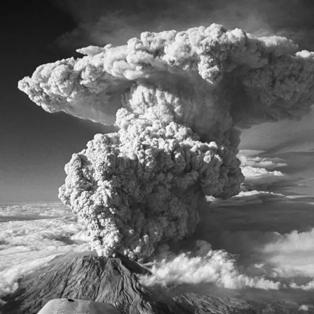 Colunaroleta francesafumaça e cinzas expelida pelo Monte Santa Helena durante a erupçãoroleta francesa1980