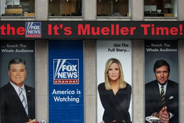 Tucker Carlson visto en un anuncio publicitario en la sede de Fox Corporation en Manhattan