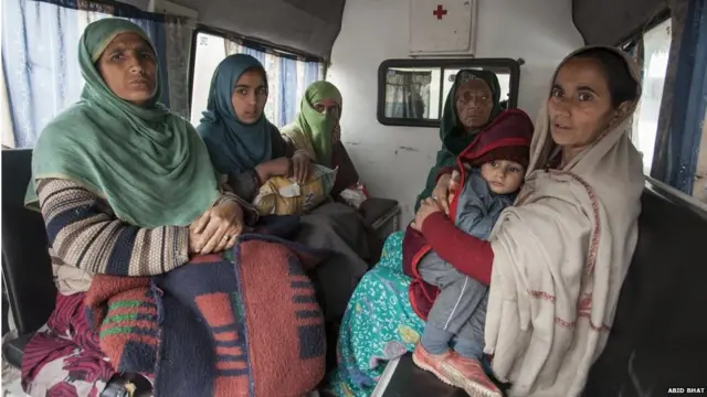 ਐਂਬੂਲੈਂਸ ਵਿੱਚ ਬੈਠੀਆਂ ਔਰਤਾਂ