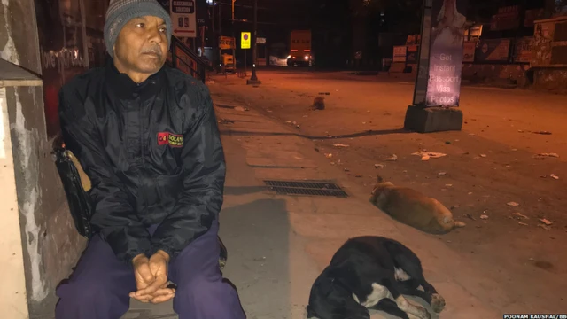 नोएडा के सेक्टर 18 के बाज़ार की सुरक्षा में तैनात राम अवतार