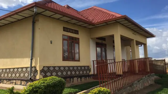 Mwenaya mazu ngo yarubakiwe abarokotse jenoside no mu tundi duce