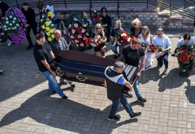 Білоруси ховають загиблого протестувальника. У центр Мінська сходяться тисячі людей