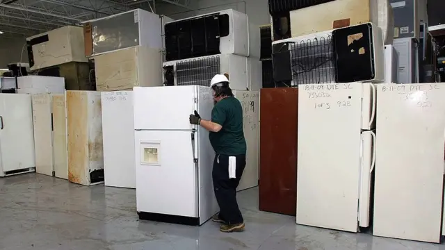 Vieux frigos dans un entrepôt