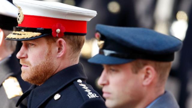英國劍橋公爵威廉王子（右）與薩塞克斯公爵哈里王子（左）身穿軍服在倫敦出席和平紀念日儀式（10/11/2019）