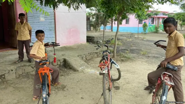 शाळेतील मुलं