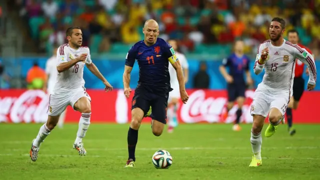Robben en acción frente a Sergio Ramos y Jordi Alba.