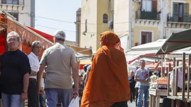 পালেরমোর অভিবাসী দোকনিদের বাজার।