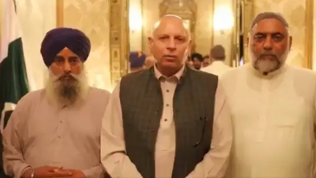 लड़की और लड़के के माता-पिता के साथ पंजाब के गवर्नर मुहम्मद सरवर