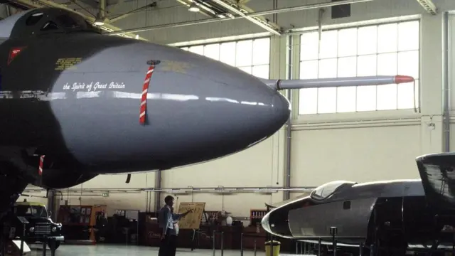 Сейчас Canberra стоит в нескольких метрах от бомбардировщика Vulcan, ранее восстановленного фондом