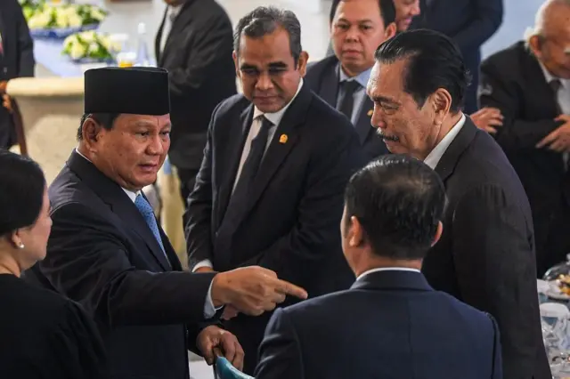 Presiden Prabowo Subianto (kiri) berbincang dengan Ketua Dewan Ekonomi Nasional Luhut Binsar Pandjaitan (kanan).