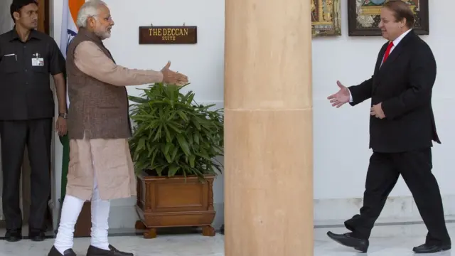 नई दिल्ली में मिलते भारतीय प्रधानमंत्री नरेंद्र मोदी और पाकिस्तान के प्रधानमंत्री नवाज़ शरीफ़.