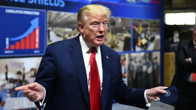 Trump tenant un masque avec un sceau présidentiel