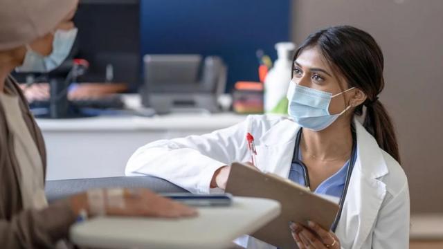 Médica fazendo perguntascasino brquestionário a paciente