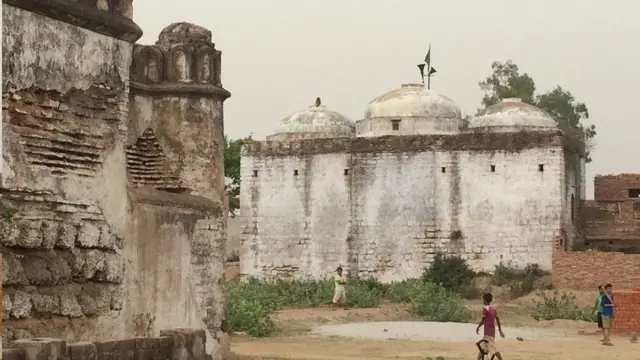 અયોધ્યામાં વિવાદાસ્પદ સ્થળેથી થોડે દૂર આવેલી બેગમ બાલરસ મસ્જિદ