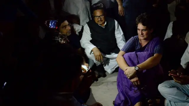धरने पर बैठी कांग्रेस महासचिव प्रियंका गांधी