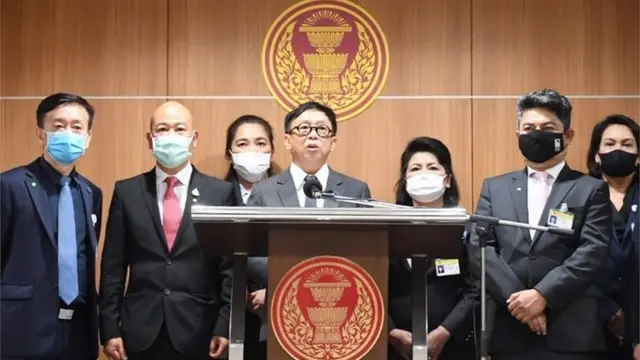 นายสาทิตย์ วงศ์หนองเตย นำทีม ส.ส.ปชป. แถลงข่าวเรียกร้องให้ตั้ง กมธ.วิสามัญฯ