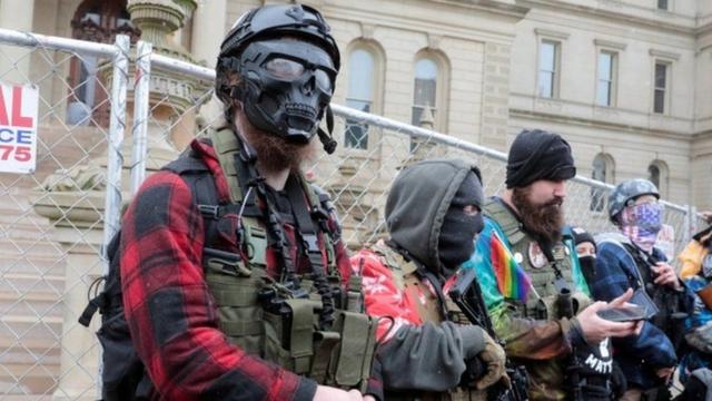Michigan eyalet kongresi önünde toplanan Boogaloo Bois örgütü üyeleri de askeri giysiler içindeydi