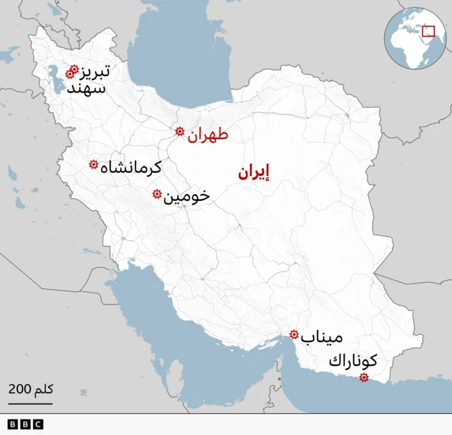 خريطة بي بي سي لإيران تُظهر مواقع الغارات الجوية الأمريكية والإسرائيلية المؤكدة: طهران شمال البلاد، تبريز وسهند شمال غرب البلاد، خمين جنوب العاصمة، كرمانشاه غرباً قرب الحدود مع العراق، ميناب وكونارك في أقصى الجنوب.