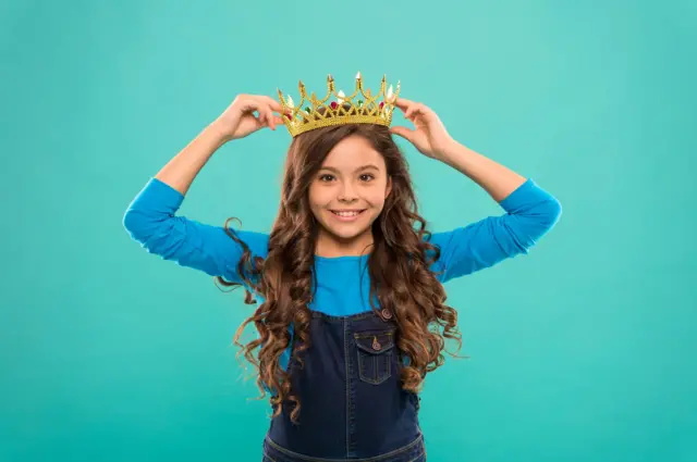 Menina com coroa na cabeça