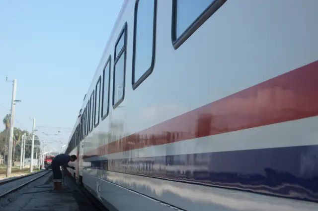 Жолдор - жашоонун күрөө тамыры. Белгилүү жазуучу Айтматов жазгандай: “Бул кыйырда поезддер батыштан чыгышка, чыгыштан батышка байма-бай каттап турат”. Темир жол кызматкери.