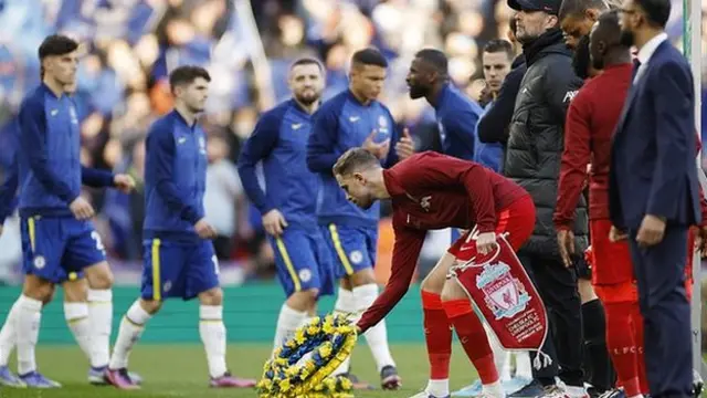 Liverpool captain Jordan Henderson lays down a wreath in suport of Ukraine