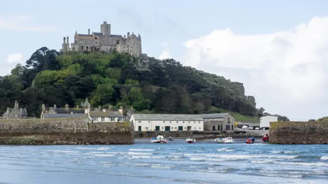 Деревня и замок Святого Михаила