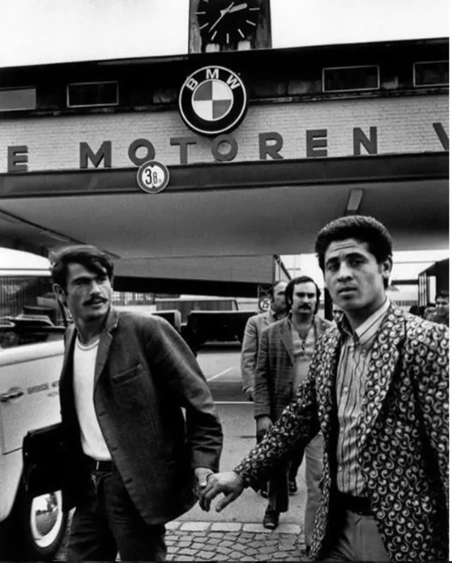 Budakoğlu, dedesinin de BMW fabrikasının girişinde bir fotoğrafı olduğunu anlatıyor.