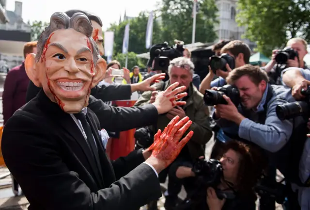 Un hombre con una máscara de Blair