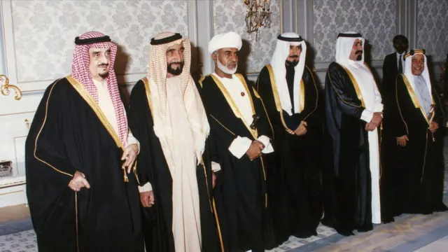 خلیفه آل ثانی (پدر بزرگ امیر فعلی قطر و نفر دوم از سمت راست) در کنار سران کشورهای عضو شورای همکاری خلیج فارس در سال ۱۹۹۴. او در این زمان برخلاف تمامی رهبران حاضر در این عکس از یمن شمالی در جنگ داخلی یمن حمایت می‌کرد