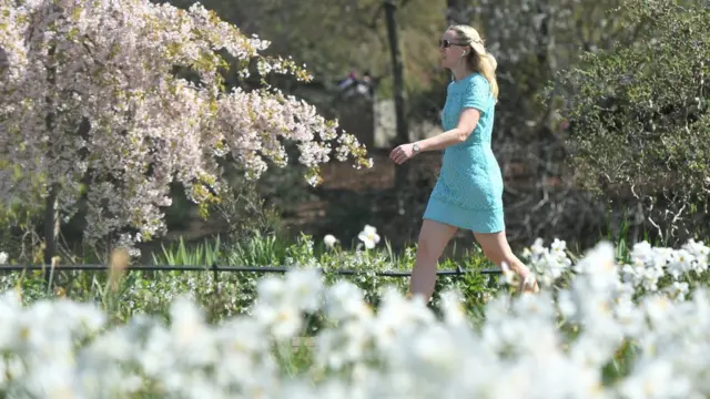 Женщина гуляет в парке в Лондоне