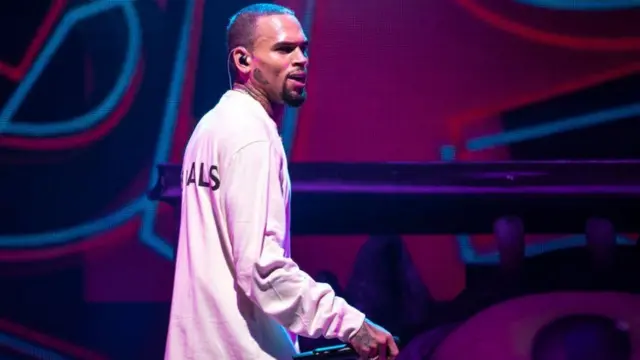 E beat singer Rihanna, im former girlfriend, for 2009