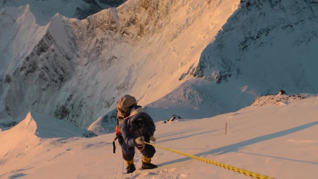 आरोहणका क्रममा सहयोगी।