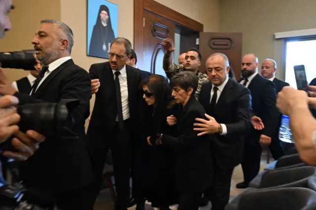 فيروز محاطة بابنتها ريما الرحباني ومحاميها فوزي مطران ونائب رئيس مجلس النواب اللبناني الياس بو صعب