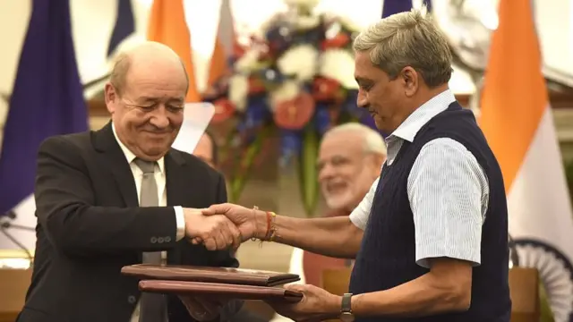 ભારતના તત્કાલીન સંરક્ષણ મંત્રી મનોહર પર્રિકર સાથે ફ્રાન્સના સંરક્ષણ મંત્રી