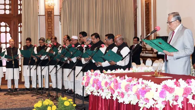 শপথবাক্য পাঠ করাচ্ছেন রাষ্ট্রপতি আবদুল হামিদ