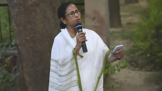 প্রধানমন্ত্রী মোদীর সঙ্গে বৈঠক সেরে বেরিয়ে আসছেন মমতা ব্যানার্জি। ১৮ সেপ্টেম্বর, ২০১৯