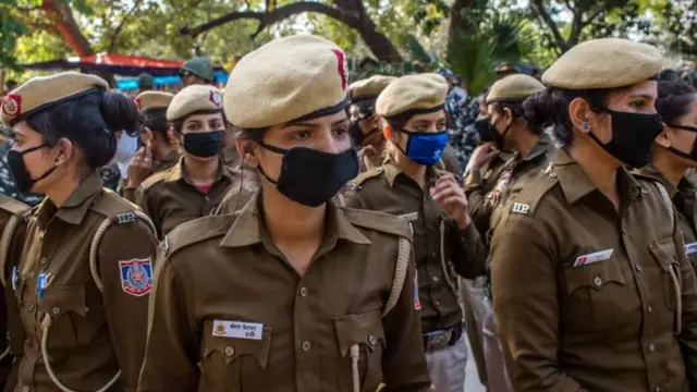 गुजरात पुलिस के लिए सोशल मीडिया के इस्तेमाल पर इतनी पाबंदी क्यों?