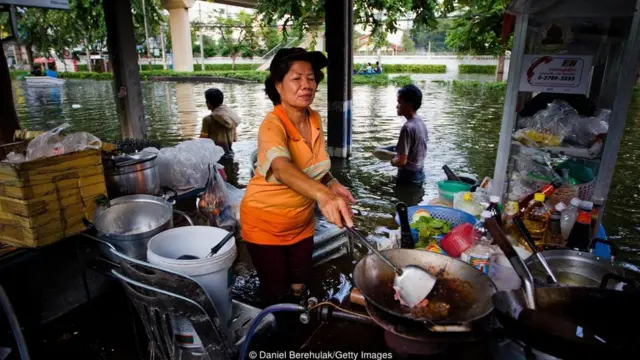 गुरूवारी विक्रेते नारंगी रंगाचे कपडे परिधान करतात.