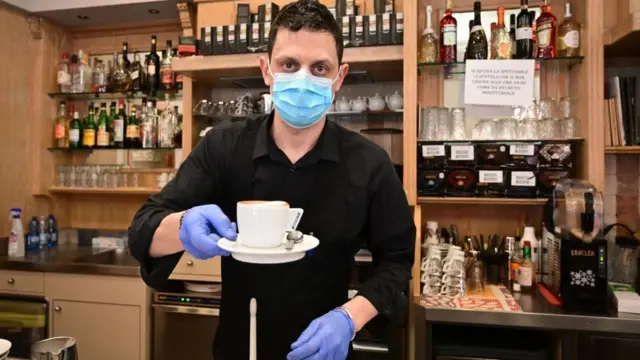 Barista en Italia con máscara