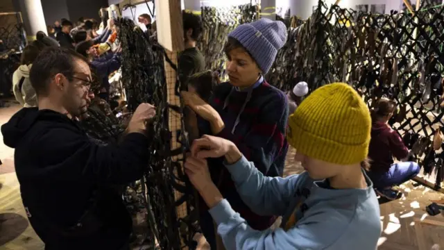 Волонтери у Львові плетуть камуфляжні сітки