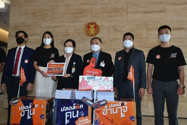 คณะก้าวหน้า-พรรคก้าวไกลยื่นรายชื่อต่อรัฐสภาเดินหน้าแก้ไข รธน. เปิดทางให้เลือกตั้งผู้ว่าฯ ทั่วประเทศ