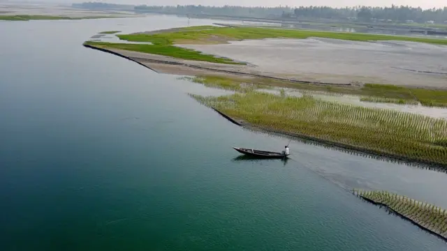 নদীর কারণে জেলা শহর থেকে বিচ্ছিন্ন এলাকা