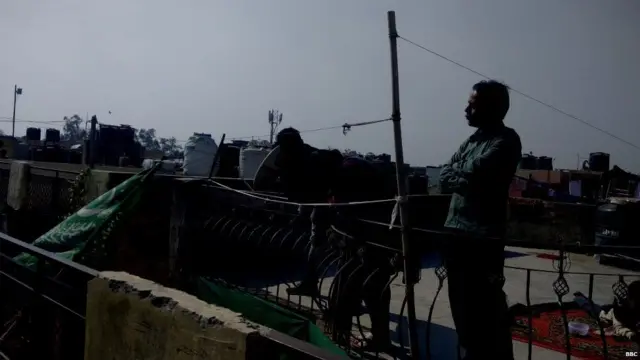 યુવતીના ઘરની છત