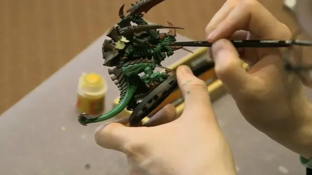 Pritchard pintando a mano un juguete de plástico