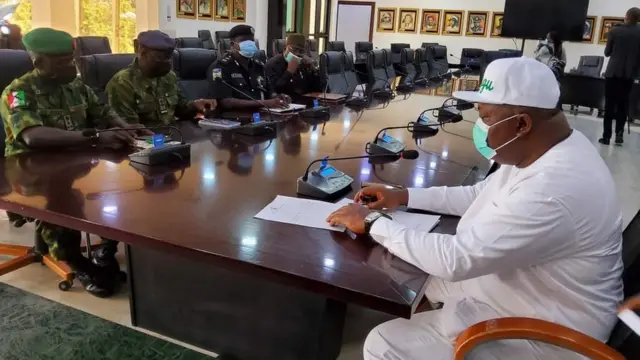 Gọvanọ Ugwuanyi na ndị isi ọrụ nchekwa