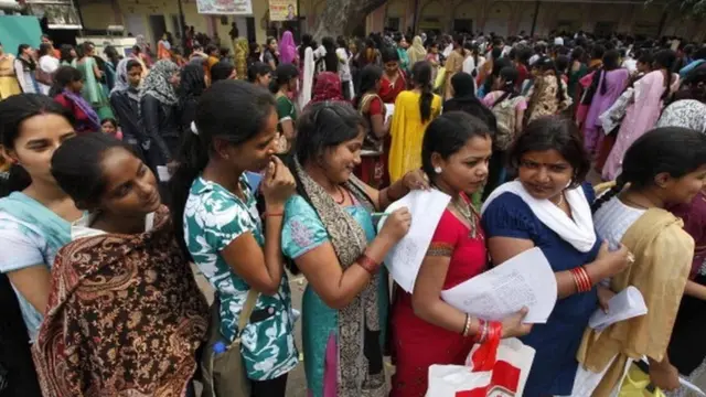 உத்தரபிரதேசத்தில் வேலைவாய்ப்பு அலுவலகத்தில் பதிவு செய்வதற்காக காத்திருக்கும் பெண்கள்