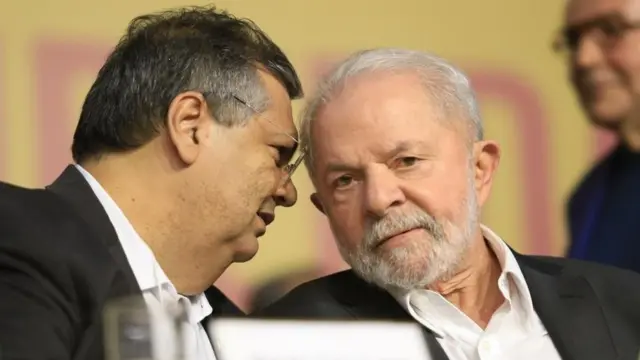 Flávio Dino (à esquerda) conversa com o então candidato à Presidência da República, Luiz Inácio Lula da Silva (PT),joga betanoconvenção do PSBjoga betanojulho deste ano