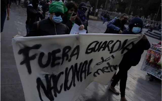 Protesta contra la Guardia Nacional en el metro de CDMX.